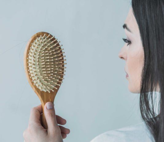 Haarausfall bei Frauen: Ursachen und was Sie dagegen tun können