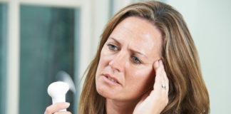 Haarausfall in den Wechseljahren: Was sind die Ursachen und was kann man dagegen tun?