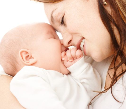 Haarausfall nach der Schwangerschaft: Ursachen und was Sie dagegen tun können