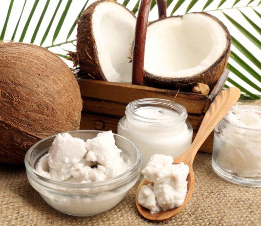 Kokosöl für die Haut: Wie Kokosöl gegen Falten hilft und das Gesicht pflegt