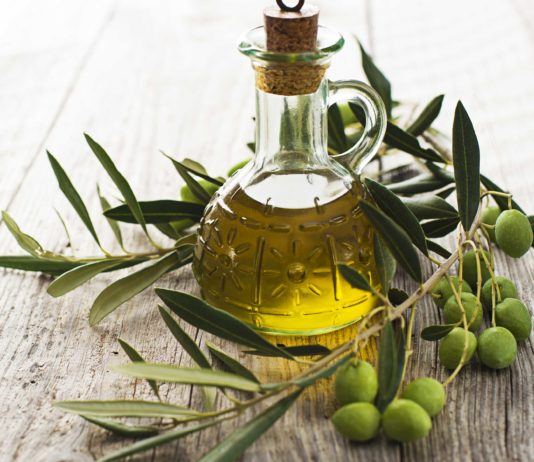 Olivenöl für die Haut: Wie Olivenöl gegen Falten hilft und das Gesicht pflegt