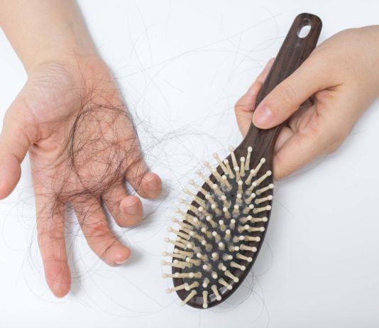 Haarausfall durch Alkohol: Wie Alkohol die Haarstruktur schwächt