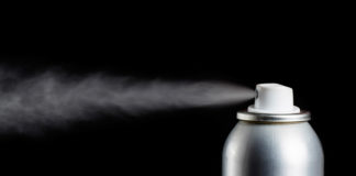 Haarausfall durch Haarspray und Haargel: Mythos oder Realität? (+Tipps für kräftigeres Haar)