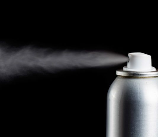 Haarausfall durch Haarspray und Haargel: Mythos oder Realität? (+Tipps für kräftigeres Haar)