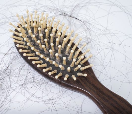 Haarausfall durch Übersäuerung: Wo ist der Zusammenhang? (+ Tipps für kräftigeres Haar)