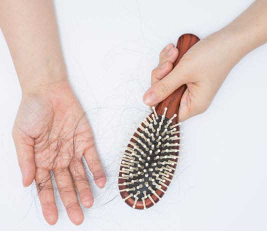 Plötzlicher Haarausfall: Ursachen und Tipps zur Stärkung der Haare