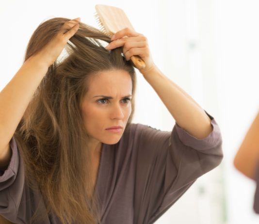 Schuppen und Haarausfall: Falsche Haarpflege oder Symptome einer Krankheit?