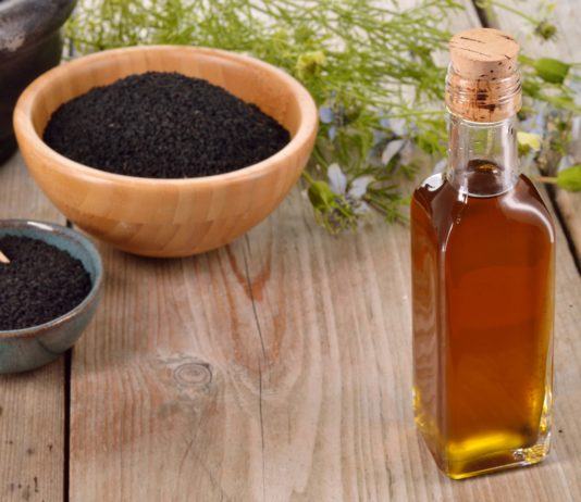 Schwarzkümmelöl für die Haare: Anwendung gegen Haarausfall und zur Haarpflege