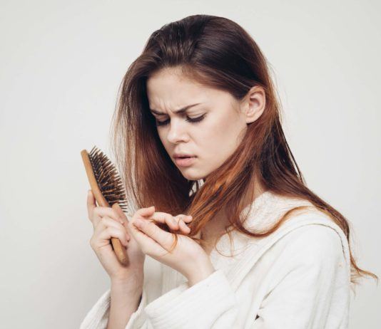 Zu welchem Arzt bei Haarausfall: Hautarzt, Endokrinologe oder Gynäkologe? – Wann man bei Haarausfall zum Arzt sollte