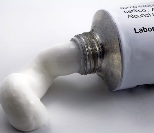 Hämorrhoidensalben gegen Falten – Vorsicht: Anwendung kann gefährlich sein! (+ Bessere Alternativen)