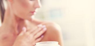 Falten am Dekolleté: Ursachen und Mittel, um die Falten am Dekolleté zu entfernen