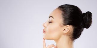 Falten am Hals – Was hilft gegen Halsfalten?