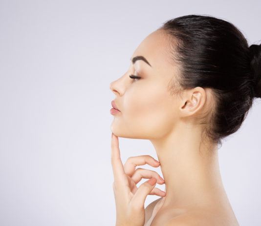 Falten am Hals – Was hilft gegen Halsfalten?